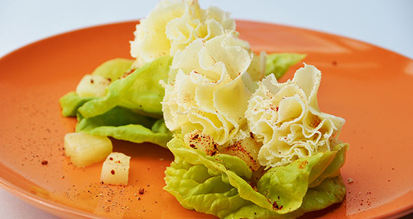 Salat mit Tête de Moine AOP, Birnen und Ananas an einer Paprika-Vinaigrette