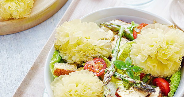 Caesar Salat mit Tête de Moine AOP