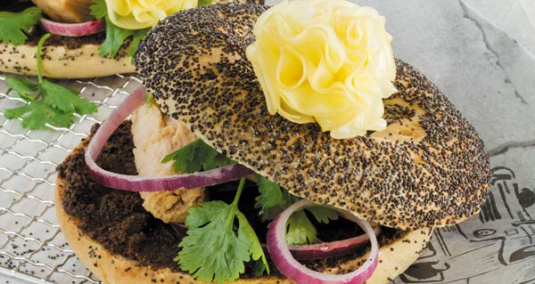 Bagel mit Tête de Moine AOP Rosetten, Thon und Olivenpaste