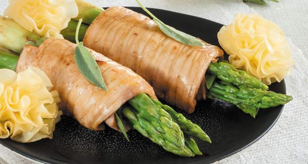 Involtini di vitello con asparagi, burro alla salvia e rosette di Tête de Moine AOP