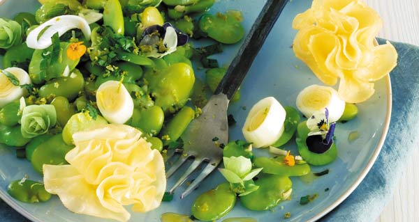 Salade de fèves aux fleurs comestibles couronnée de rosettes de Tête de Moine AOP