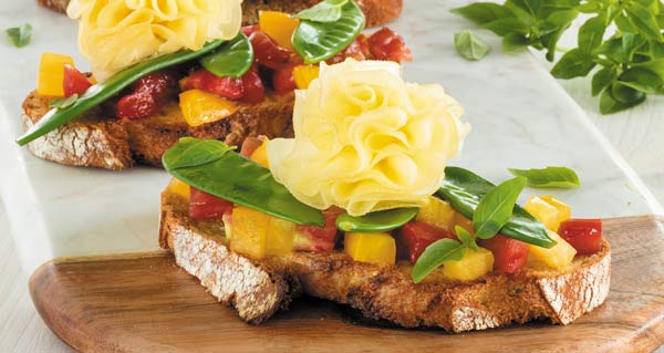 Tartine gustose con taccole e rosette di Tête de Moine AOP